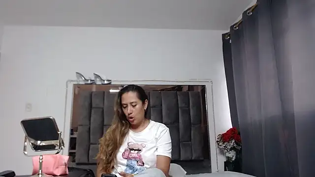 Snapshot of Salmma_Milf chatting on 05-19-26, 11:49 Salmma Milf online show from 05-19-26, 11:49