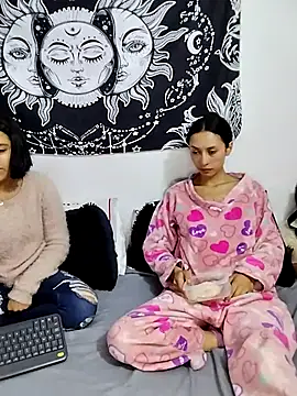 Snapshot of abby_n_emily chatting on 07-01-26, 01:34 abby n emily online show from 07-01-26, 01:34