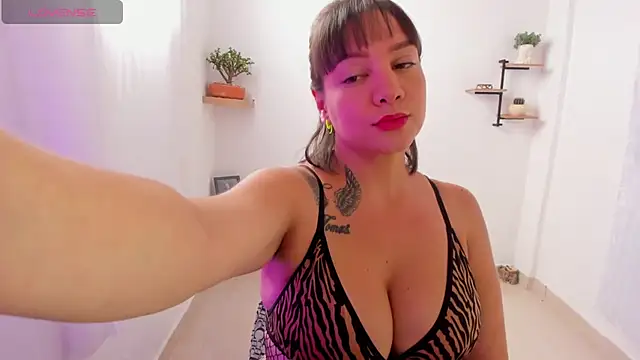 Snapshot of Saraarouusee chatting on 11-10-25, 02:49 Saraarouusee online show from 11-10-25, 02:49