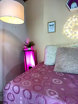 Snapshot of Meggie_ chatting on 11-12-25, 11:14 Meggie online show from 11-12-25, 11:14