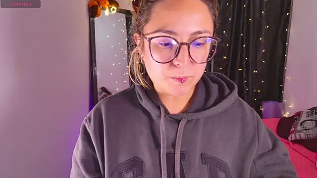 Snapshot of Rhosynn chatting on 10-29-25, 02:36 Rhosynn online show from 10-29-25, 02:36