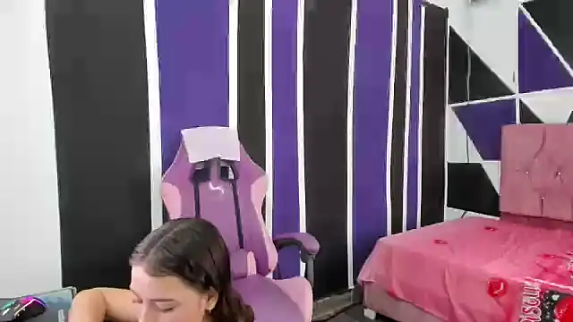 Snapshot of scarleth18 chatting on 12-13-25, 07:53 scarleth18 online show from 12-13-25, 07:53