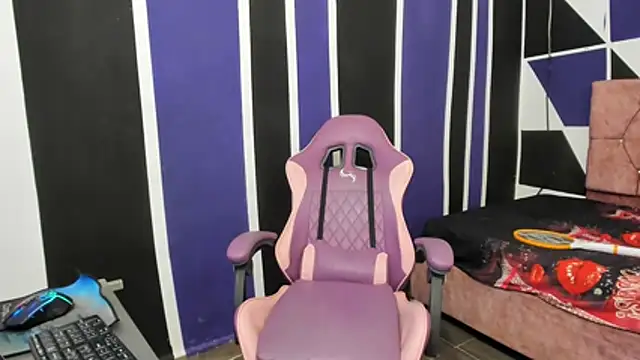 Snapshot of scarleth18 chatting on 12-19-25, 07:43 scarleth18 online show from 12-19-25, 07:43