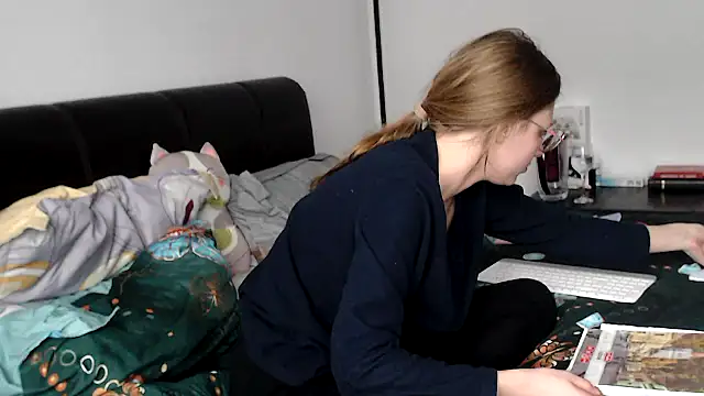 SandyCassie online show from 02-10-26, 01:48