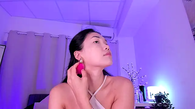 Snapshot of Divine_Madeleine chatting on 07-16-26, 06:19 Divine Madeleine online show from 07-16-26, 06:19
