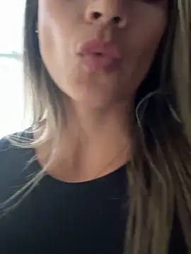 Snapshot of valentina_herrrera chatting on 10-31-25, 09:27 valentina herrrera online show from 10-31-25, 09:27