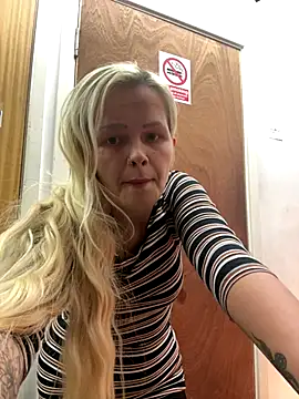 Snapshot of CherryXOX- chatting on 10-24-25, 10:44 CherryXOX- online show from 10-24-25, 10:44