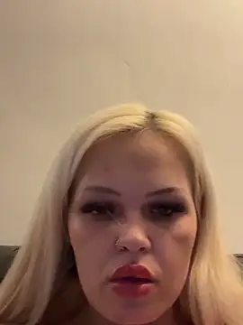 Snapshot of CherryXOX- chatting on 11-24-25, 09:36 CherryXOX- online show from 11-24-25, 09:36