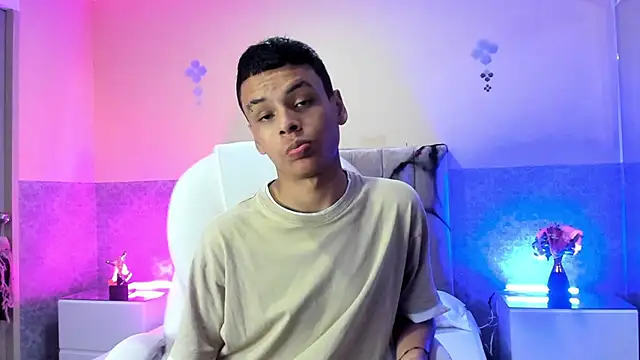 Xavier Fox    online show from 10-21-25, 04:24