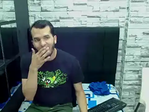 Snapshot of pether_hairy chatting on 10-26-25, 01:44 pether hairy online show from 10-26-25, 01:44