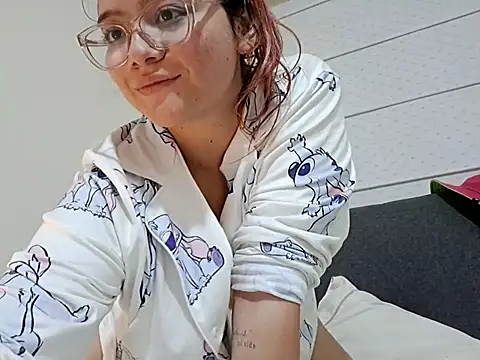 Snapshot of Red_Lola_ chatting on 10-19-25, 04:46 Red Lola online show from 10-19-25, 04:46