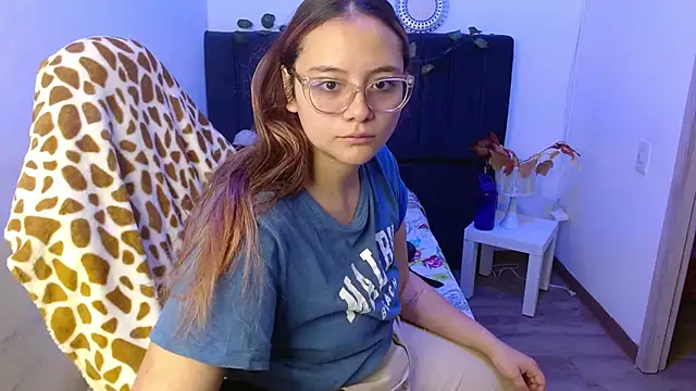 Snapshot of Red_Lola_ chatting on 10-23-25, 01:10 Red Lola online show from 10-23-25, 01:10