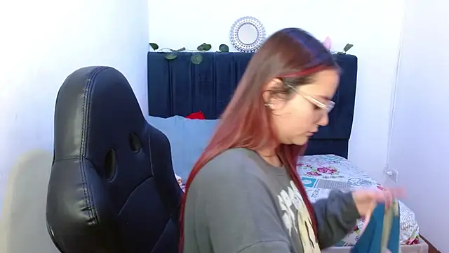 Snapshot of Red_Lola_ chatting on 10-28-25, 12:52 Red Lola online show from 10-28-25, 12:52