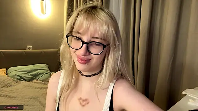 Milkmoriee online show from 11-15-25, 03:30