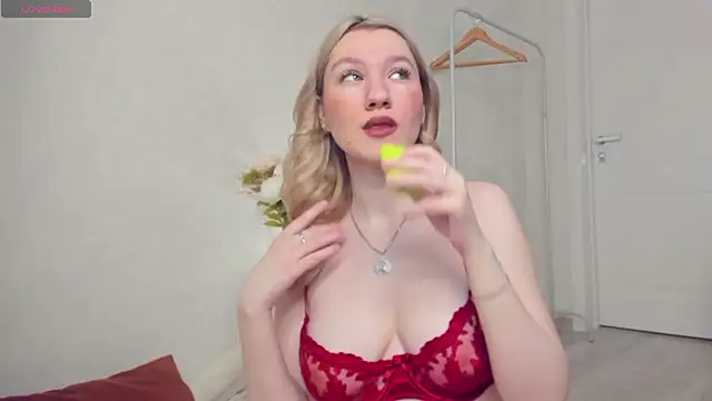 Snapshot of LinaRayy chatting on 02-20-26, 01:02 LinaRayy online show from 02-20-26, 01:02