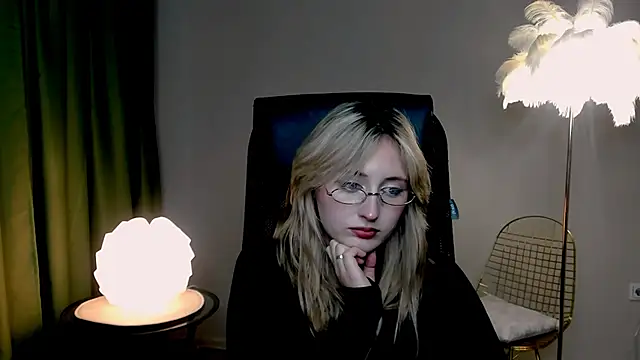 Snapshot of ScarlettScril chatting on 10-17-25, 01:35 ScarlettScril online show from 10-17-25, 01:35