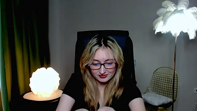 Snapshot of ScarlettScril chatting on 10-19-25, 09:21 ScarlettScril online show from 10-19-25, 09:21