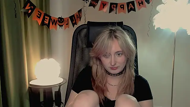 Snapshot of ScarlettScril chatting on 11-01-25, 06:37 ScarlettScril online show from 11-01-25, 06:37