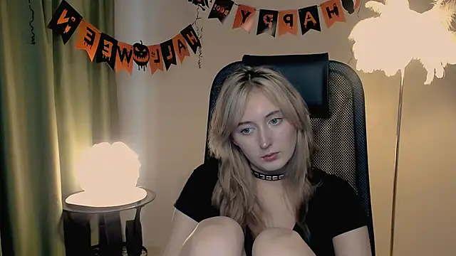 Snapshot of ScarlettScril chatting on 11-02-25, 07:00 ScarlettScril online show from 11-02-25, 07:00