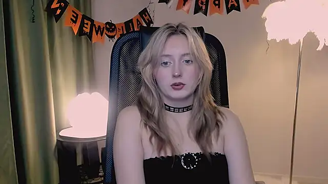 Snapshot of ScarlettScril chatting on 11-04-25, 01:21 ScarlettScril online show from 11-04-25, 01:21