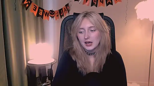 Snapshot of ScarlettScril chatting on 11-05-25, 09:20 ScarlettScril online show from 11-05-25, 09:20