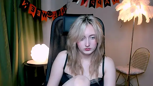 Snapshot of ScarlettScril chatting on 11-09-25, 06:33 ScarlettScril online show from 11-09-25, 06:33