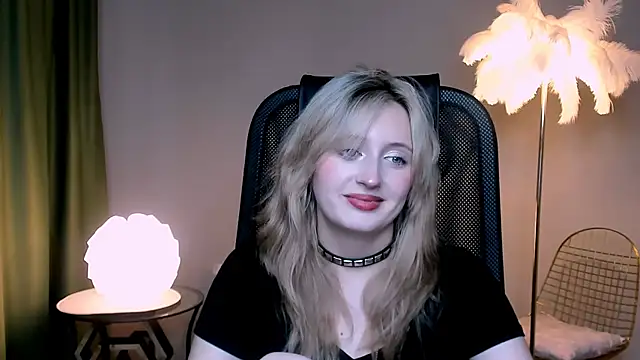 Snapshot of ScarlettScril chatting on 11-15-25, 11:18 ScarlettScril online show from 11-15-25, 11:18