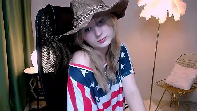 Snapshot of ScarlettScril chatting on 11-21-25, 09:41 ScarlettScril online show from 11-21-25, 09:41