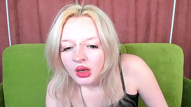 Snapshot of AlessaKiss chatting on 10-25-25, 01:35 AlessaKiss online show from 10-25-25, 01:35