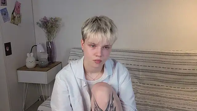 Snapshot of puffimini chatting on 10-17-25, 02:08 puffimini online show from 10-17-25, 02:08