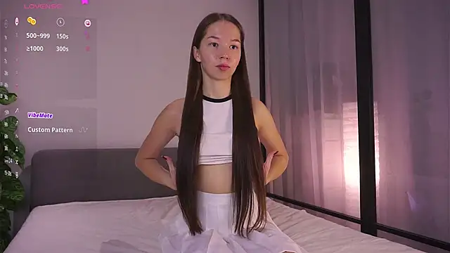 Snapshot of MayaHjelm chatting on 10-25-25, 05:37 MayaHjelm online show from 10-25-25, 05:37