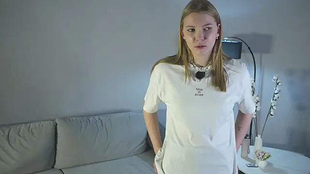 Snapshot of EviaCocola chatting on 10-17-25, 11:35 EviaCocola online show from 10-17-25, 11:35