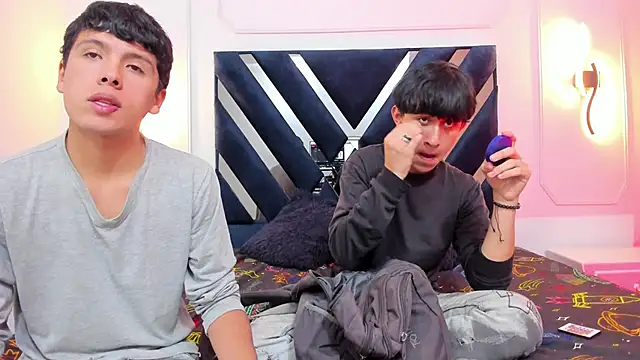 Snapshot of hoot_booys_ chatting on 11-17-25, 03:34 hoot booys online show from 11-17-25, 03:34