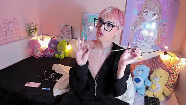 Strawberry Kitty  online show from 11-13-25, 10:52