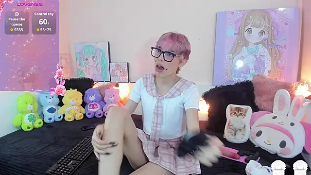 Strawberry Kitty  online show from 12-14-25, 04:51