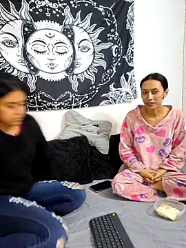 Snapshot of emily_n_abby chatting on 07-02-26, 02:01 emily n abby online show from 07-02-26, 02:01