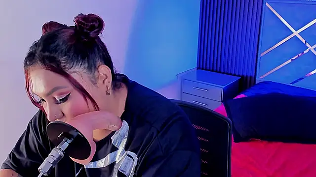 Snapshot of Halleyrosse chatting on 11-13-25, 04:11 Halleyrosse online show from 11-13-25, 04:11