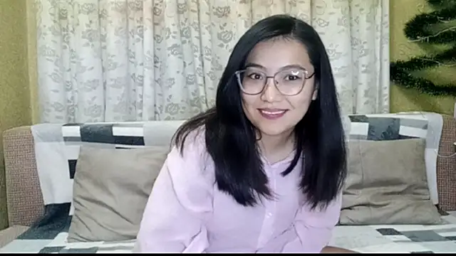 LinneaHyles online show from 12-21-25, 01:07