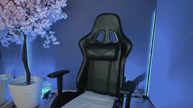 Snapshot of LuanEter chatting on 11-26-25, 02:18 LuanEter online show from 11-26-25, 02:18