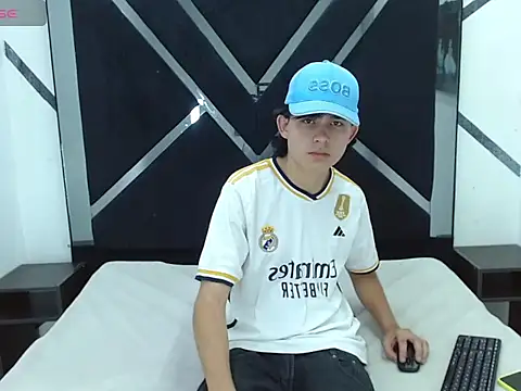 Snapshot of Tom_0001 chatting on 10-25-25, 07:19 Tom 0001 online show from 10-25-25, 07:19