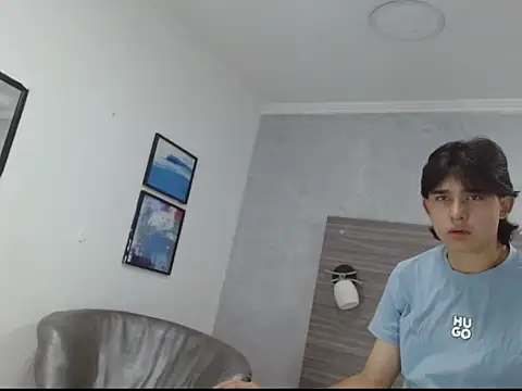 Snapshot of Tom_0001 chatting on 10-26-25, 08:04 Tom 0001 online show from 10-26-25, 08:04