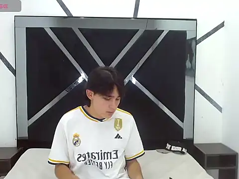 Snapshot of Tom_0001 chatting on 10-27-25, 08:02 Tom 0001 online show from 10-27-25, 08:02