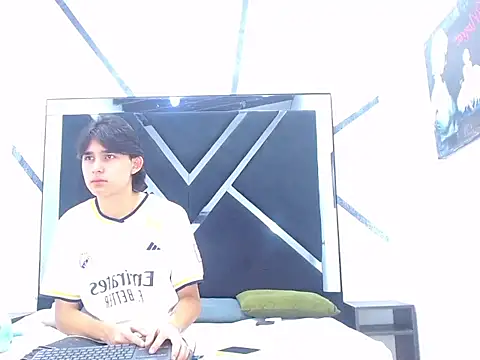 Snapshot of Tom_0001 chatting on 10-28-25, 08:00 Tom 0001 online show from 10-28-25, 08:00