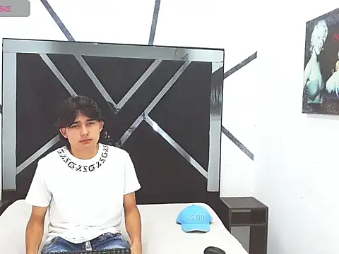 Snapshot of Tom_0001 chatting on 11-06-25, 08:21 Tom 0001 online show from 11-06-25, 08:21