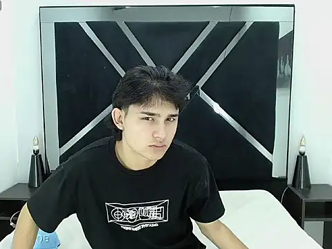 Snapshot of Tom_0001 chatting on 12-17-25, 12:33 Tom 0001 online show from 12-17-25, 12:33