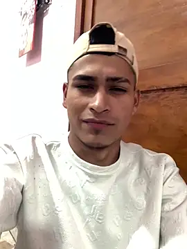Emiliano Reyes online show from 06-03-26, 01:52