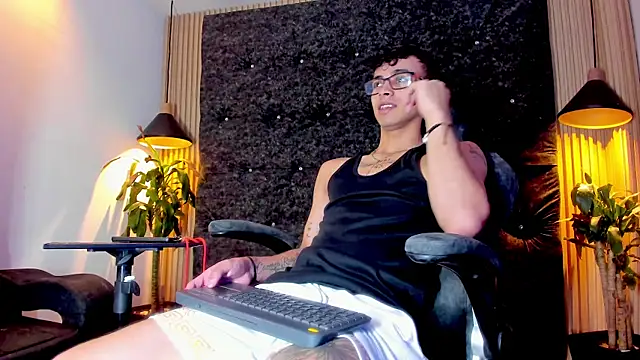 Snapshot of the_fenix_boy chatting on 11-06-25, 07:04 the fenix boy online show from 11-06-25, 07:04