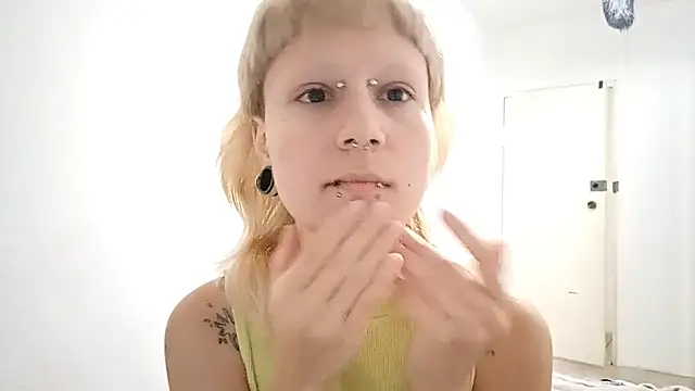 Snapshot of VetaBeghtol chatting on 10-21-25, 01:45 VetaBeghtol online show from 10-21-25, 01:45