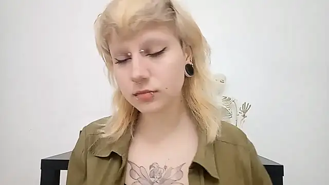 Snapshot of VetaBeghtol chatting on 12-05-25, 04:14 VetaBeghtol online show from 12-05-25, 04:14