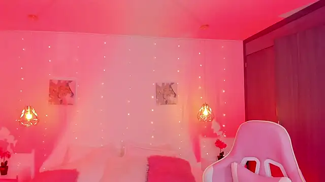 Snapshot of cherryvixen_ chatting on 10-28-25, 06:17 cherryvixen online show from 10-28-25, 06:17